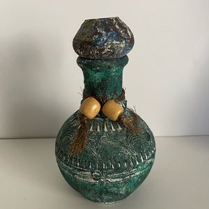 ✨✨Vintage Looking Decorative Little Vase✨✨